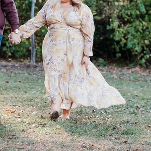 Lisbon Maxi Dress - gold
Size
20 / L